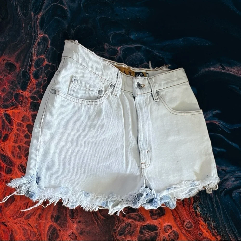 Levi’s Vintage Silvertab 630 Raw Hem Acid White Wash Jean Shorts Size 9/10